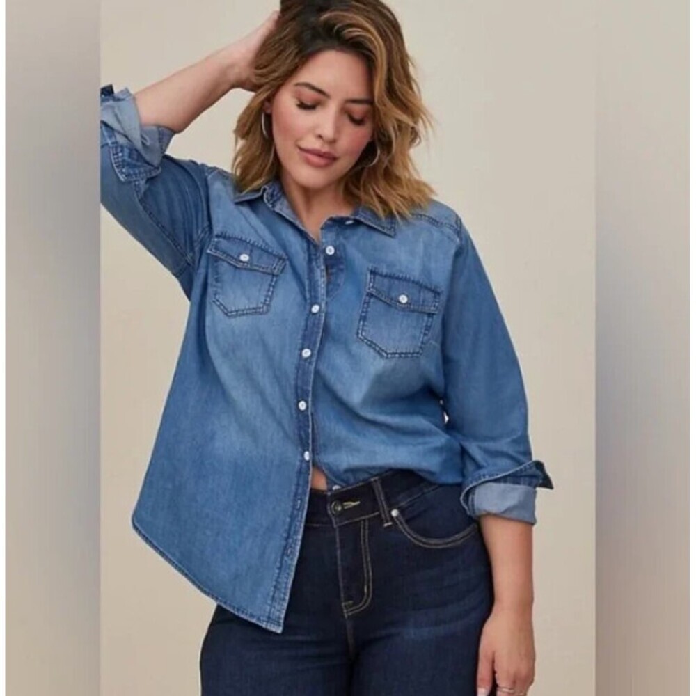 Torrid Chambray Shirt Button Down Size 1X Medium Blue Relaxed Fit Denim